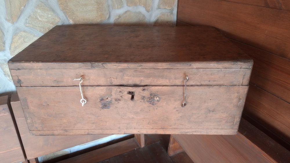 Дървена кобилица за менци.Чифт кобилица за впряг.Дървен куфар.