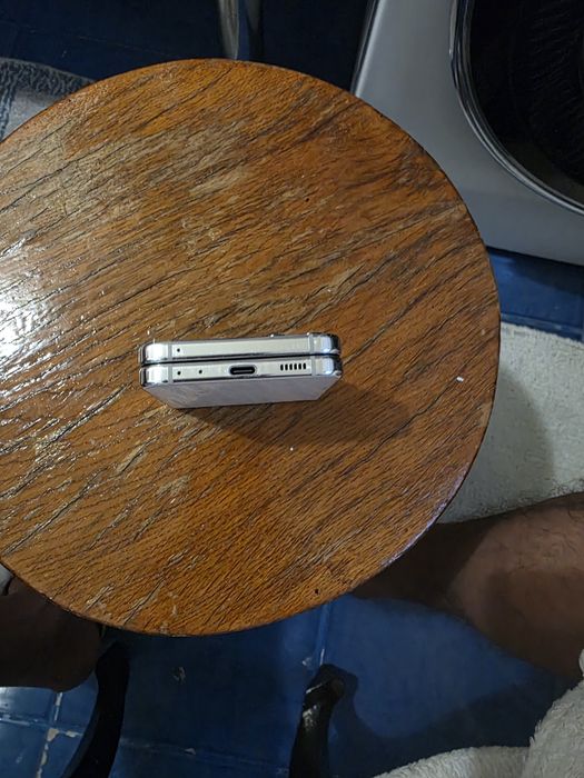 Samsung z flip 5.   512