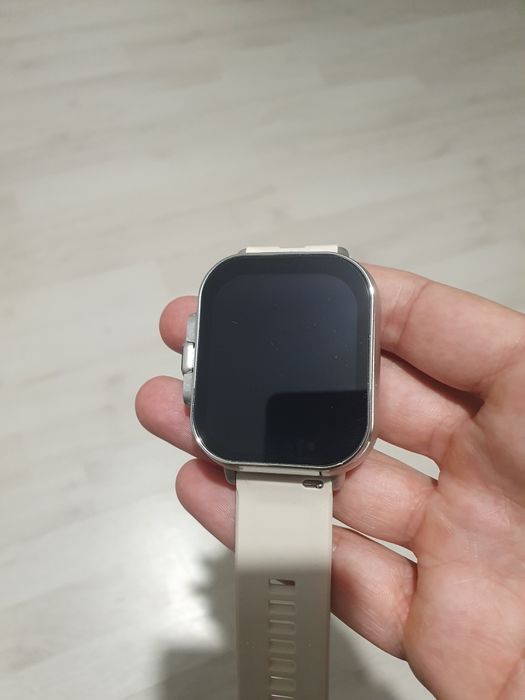 Ceas smart cu casti incorporate