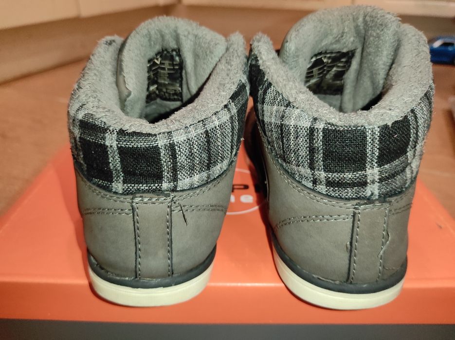 Боти ниски материал набук за Момче с велкро лепенки.