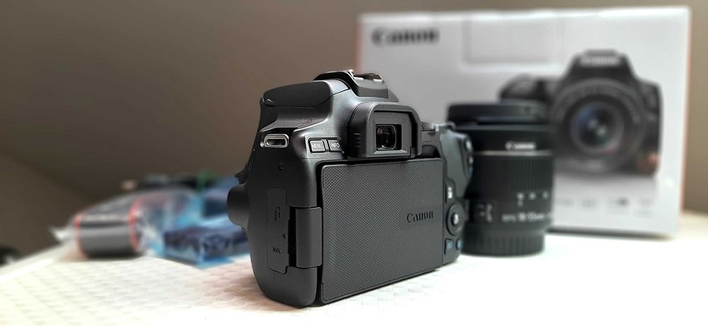 НОВ DSLR фотоапарат CANON EOS 250D с обектив 18-55 мм (черен)