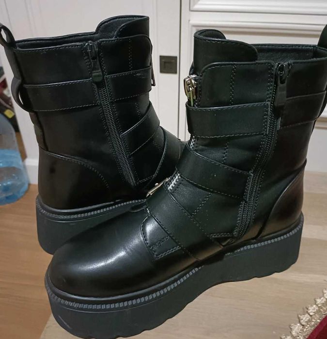 Bocanci cu talpă înaltă