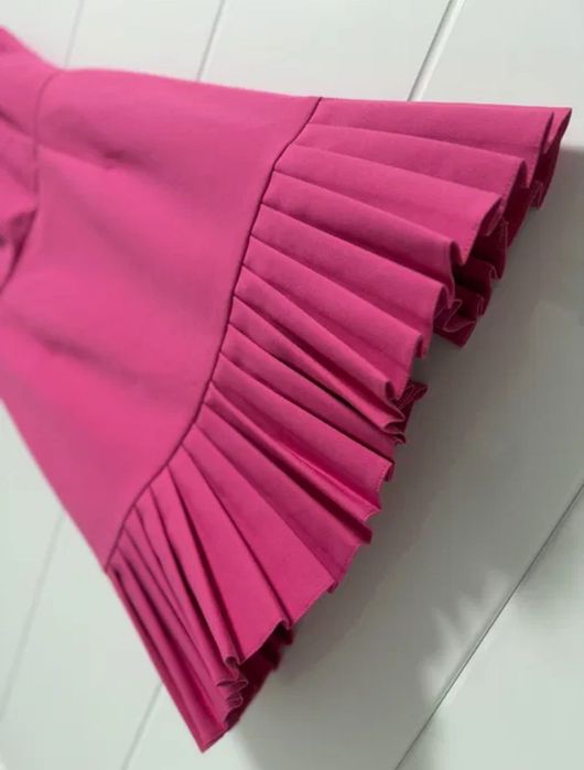 Цикламена рокля с плисе