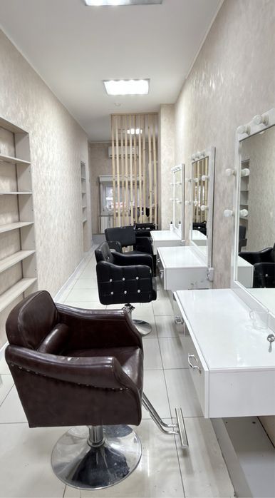 Срочно Мебель для салона зеркало и кресла продам