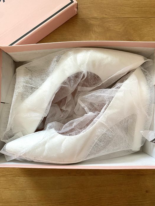 Бели официални токчета