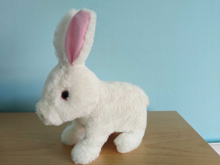 Детска играчка Плюшено зайче, движещо се с батерии