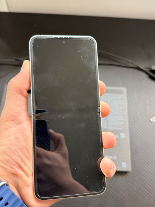 Samsung Galaxy Z Flip6 (128GB / 8GB) – Като Нов, Пълен Комплект + Зарядно+Калъф!