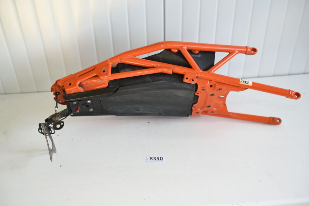 KTM DUKE 125 Cadru codita spate cu plastic baterie