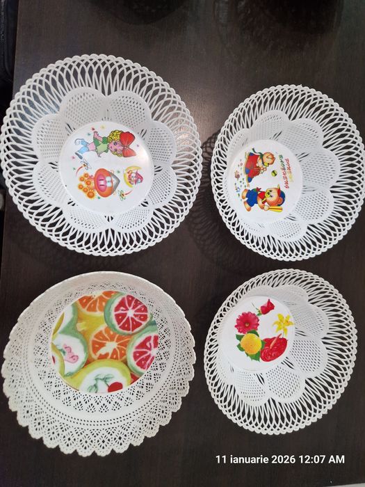 Coșuri de plastic și de nuiele
