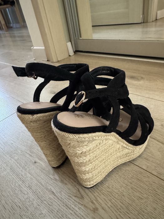 Босоножки на танкетке