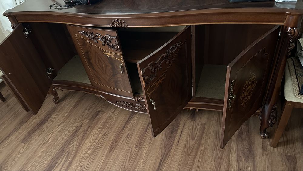 Комод в гостинную комнату