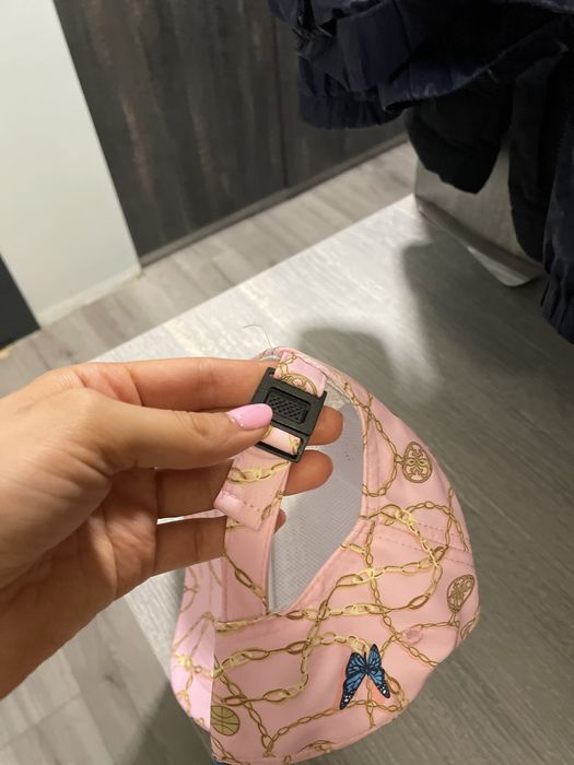 Guess шапка с козирка и златист принт