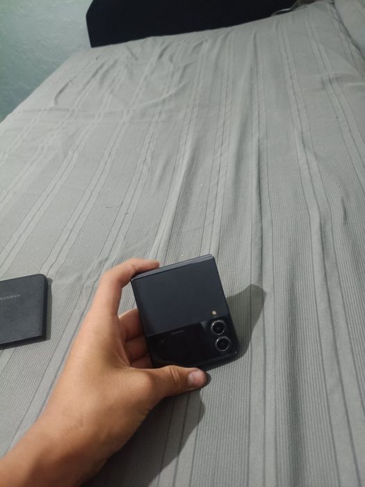Продам Самсунг ZeT Flip 4