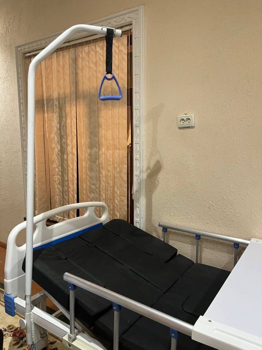 Медицинская кровать функциональная с подъемным механизмом и столиком