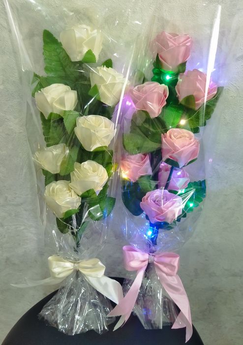 Розы из атласных лент