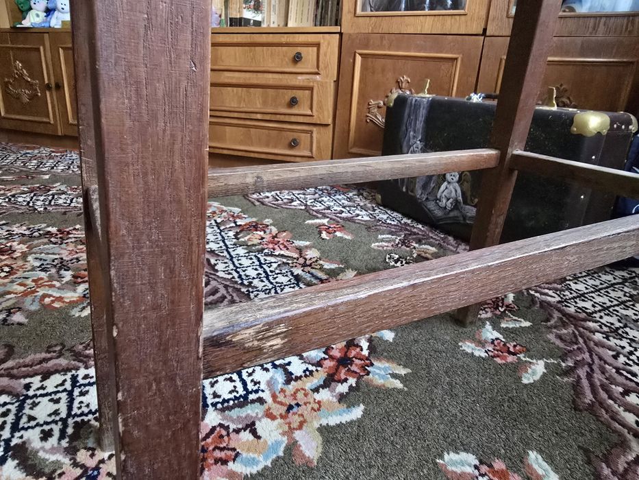 Măsuță veche din lemn masiv, rustică – ideală pentru restaurare sau decor
