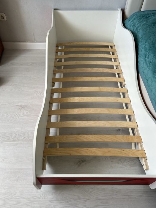 Детская кровать машина