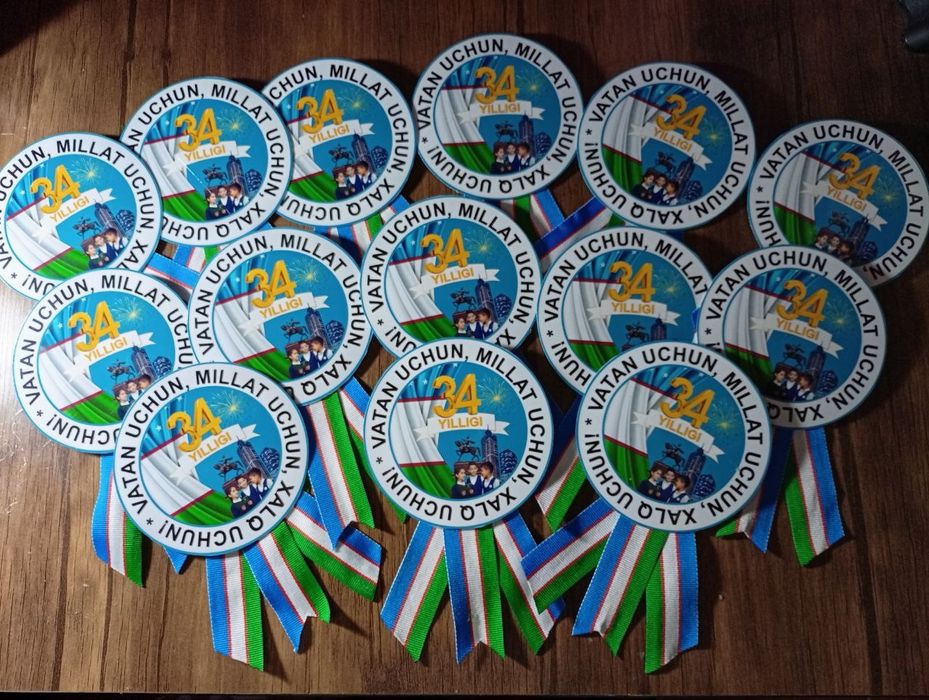 Значки узбекского флага.