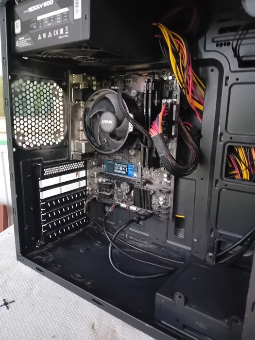 Vand urgent  PC gaming cu monitor
