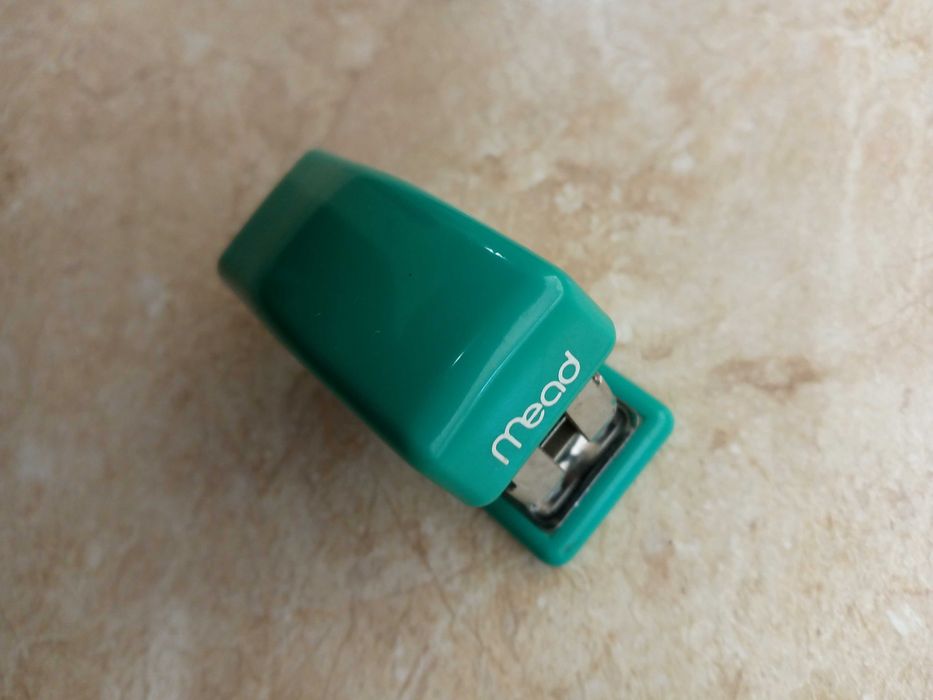 Компактный удобный английский степлер 15 тыс сумов+дырокол бесплатно