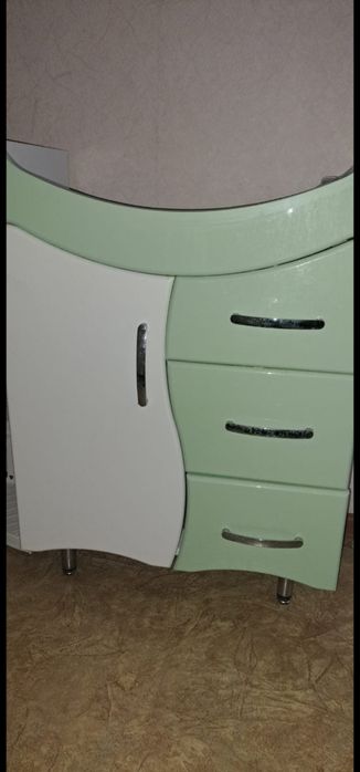 Продам тумбу с зеркалом и Ванну.