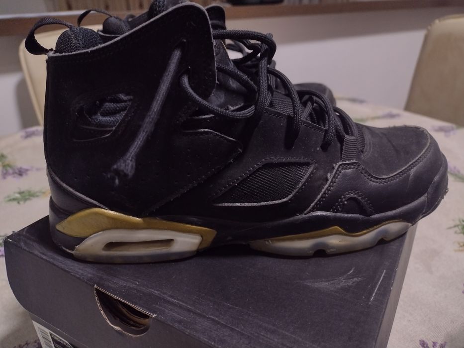 Vând  papuci Jordan