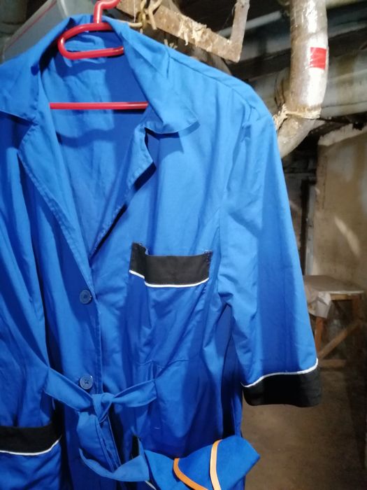 Медицинский халат и халат уборщицы