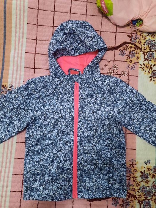 Продам верхнюю одежду на девочку