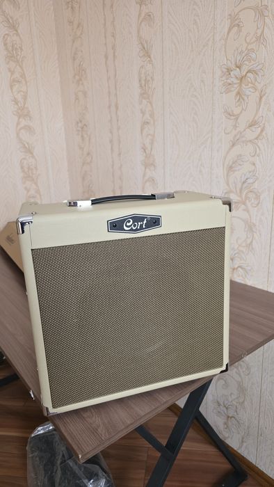 Продаётся гитара Jackson Series King-V JS32, белый и чёрный