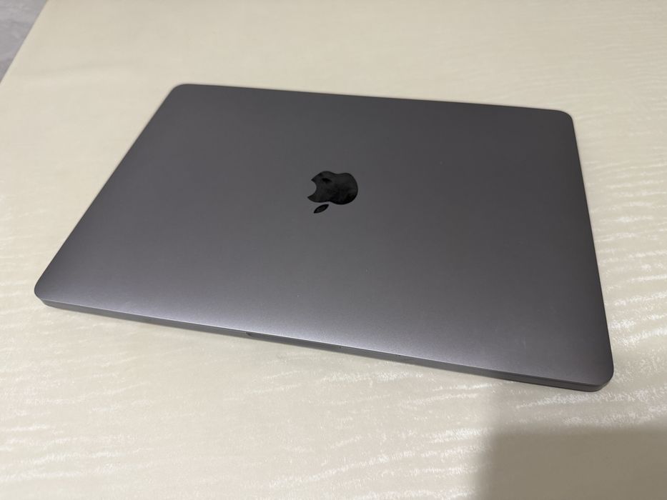 MacBook Pro 13″ с Touch Bar.