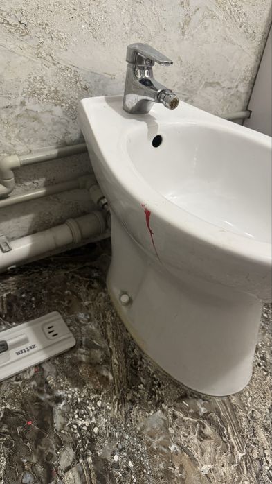 Продам биде в туалет