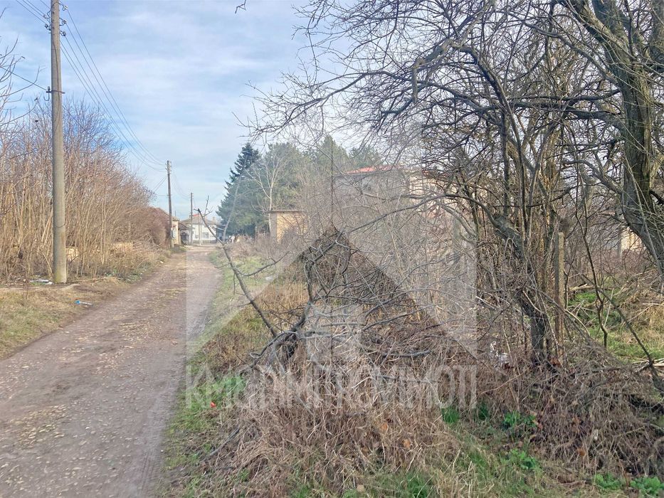 Продава парцел 1,5 ДКА подходящ за фотоволтаична централа. Обл. Шумен