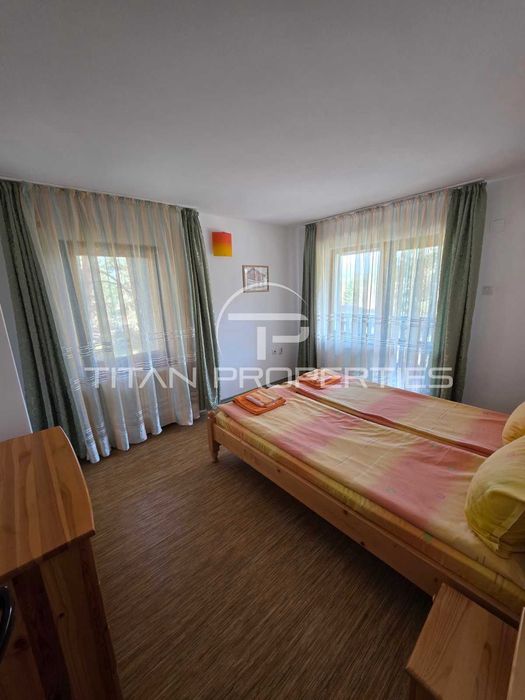 Двуетажна обзаведена къща с два гаража в Цигов чарк