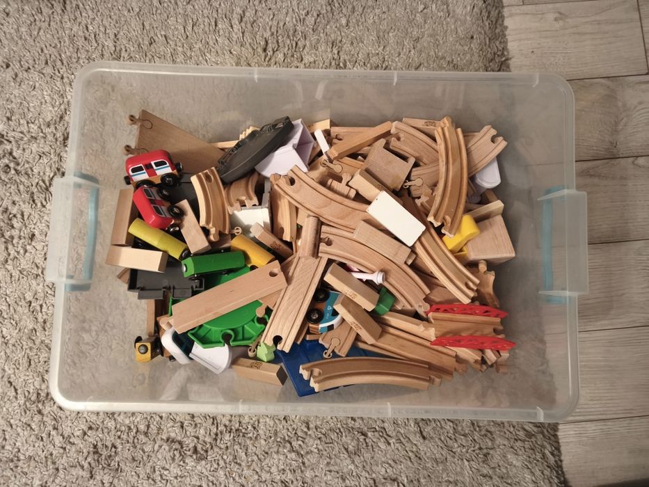 Продаю поезда из Икеи