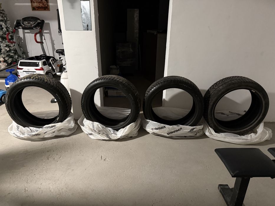 Шины зимние 245/45-21 goodyear