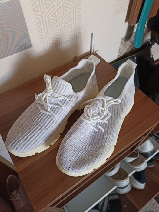 Продам новые кросовки