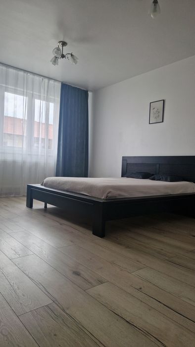Închiriez apartament 2 camere- cu parcare Cntru