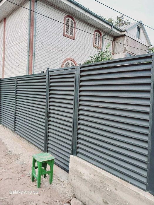 Garduri si porti din panouri stil jaluzele, tabla cutata, sipca metalica, plasa bordurata, fier forjat, BCA sau beton si alte modele la comanda