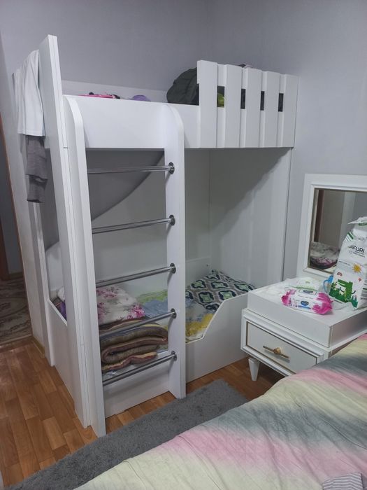 Детский кровать.