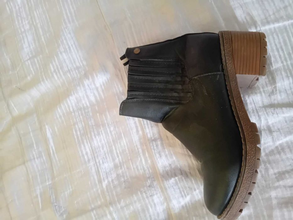 запазени  черни боти