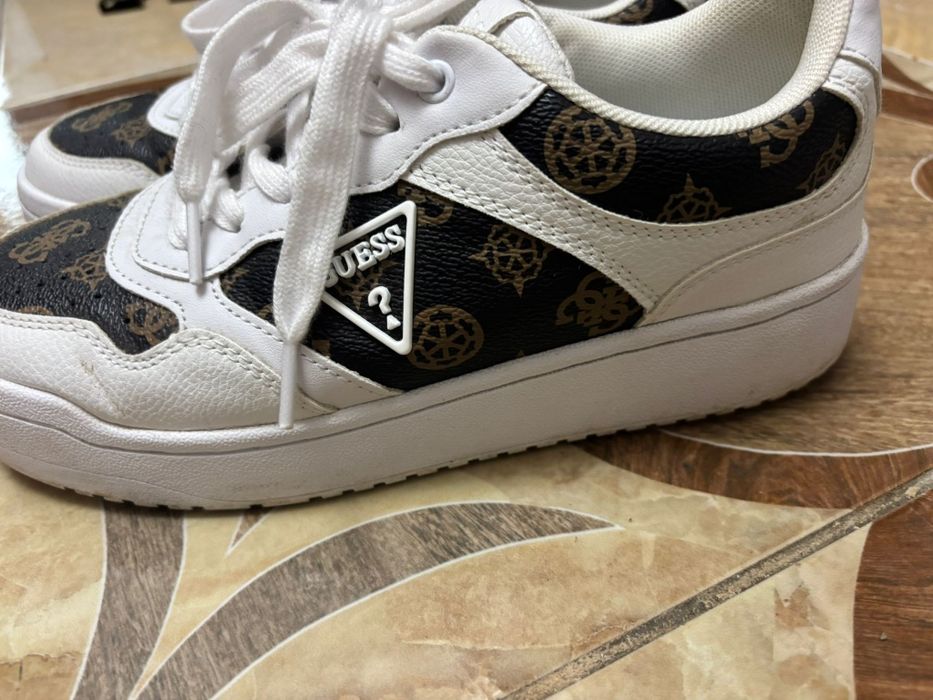 Adidași de vânzare