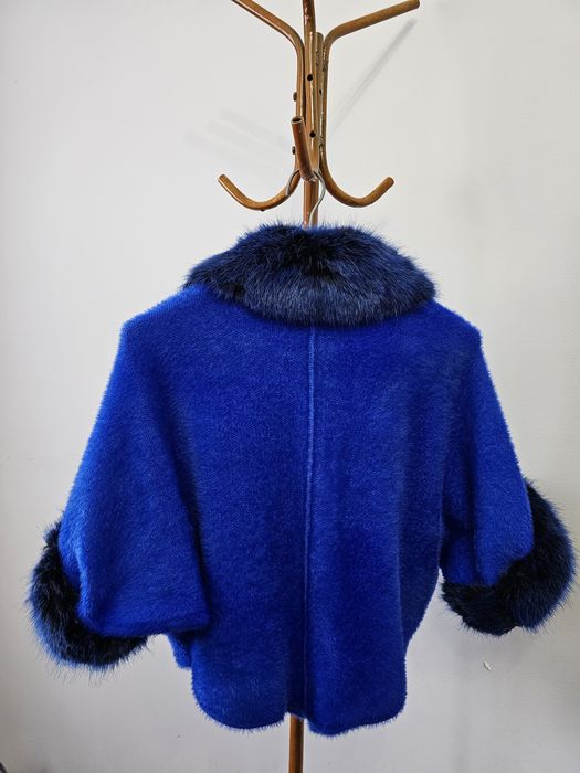 Яркая шубка в синем цвете