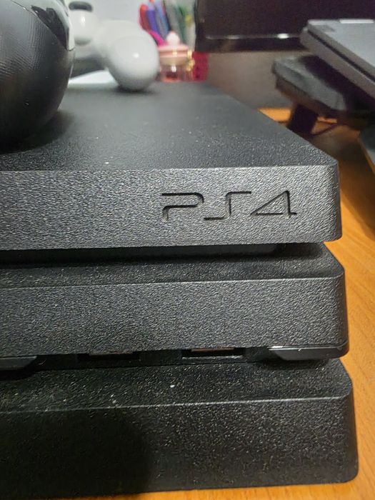 Vând play station 4