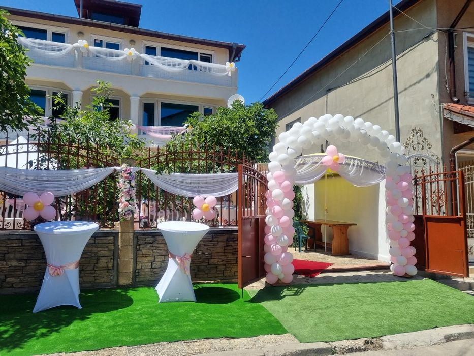 Червен килим и шатри