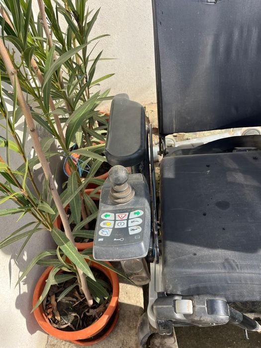 Vând scaun cu rotile