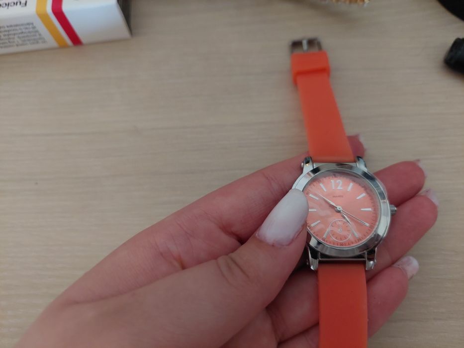 Ceas dama Avon portocaliu curea silicon Quartz ca nou