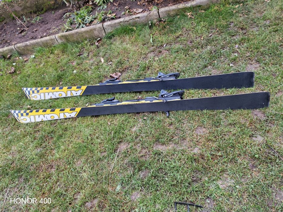 Vând schiuri ATOMIC