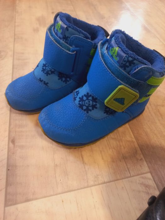 2 пары обувь.Размер 24