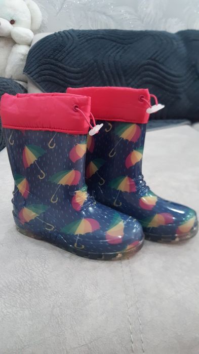 Продам  резиновые сапожки для девочек (мальчиков)