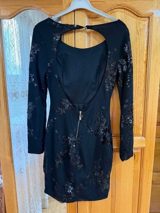 Продавам елегантна черна рокля с дълъг ръкав и красив отвор на гърба